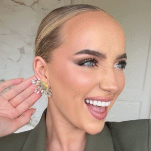 Noa Passon met waaieroorbellen wear celestials