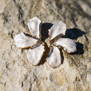 Wit met gouden bloem oorbellen